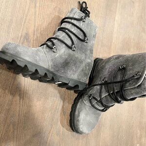 Brand New Sorel wedge Boots